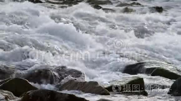 奥地利高山河上的瀑布视频