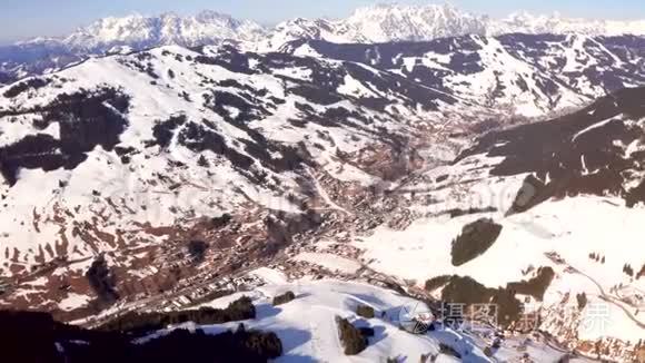 奥地利冬季小镇的鸟瞰图