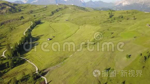 高海拔草地的空中景观，形成柔软的山丘。 意大利阿尔塔巴迪亚多洛米特斯