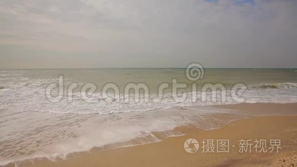 阳光明媚的夏日沙滩上的海浪