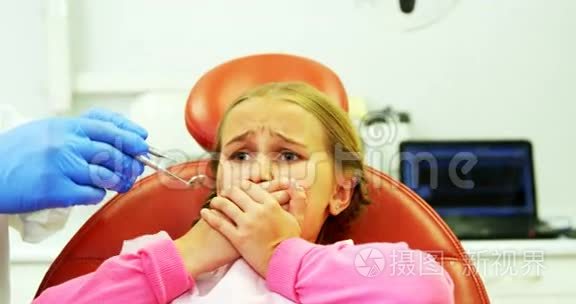 年轻病人在牙科检查时害怕视频