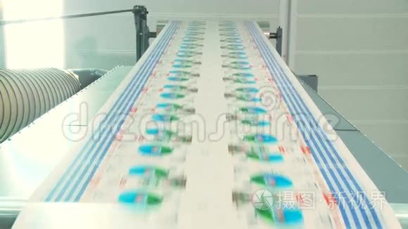 印刷纸制品生产过程中的胶印机视频