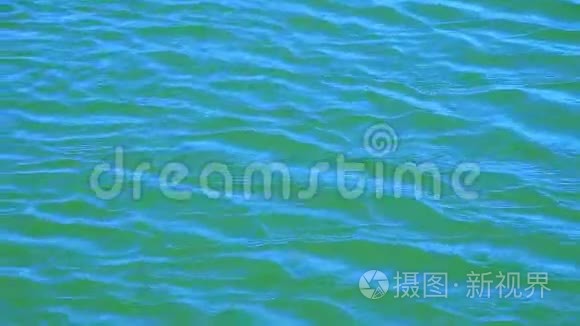 波浪和波纹在蓝色水面上流动视频