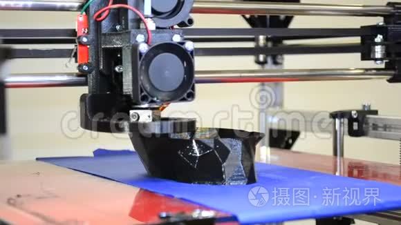 自动3D打印机执行黑色塑料造型对象..