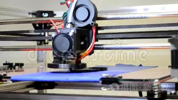 自动3D打印机执行黑色塑料造型对象..
