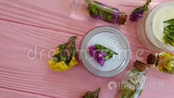 化妆霜，木制背景上的花提取物，慢动作