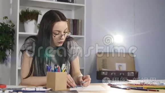 艺术家用彩色铅笔画画视频