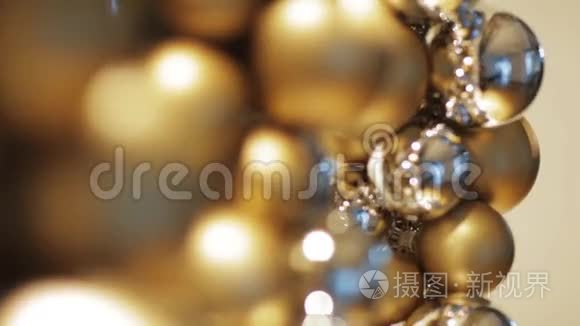 金色圣诞装饰或珠子花环视频