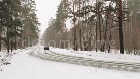 降雪时的冬季森林景观.