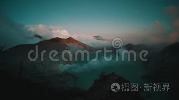 从火山口可以看到美丽的伊根火山，有酸湖和硫磺气体