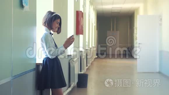 女学生教育与智能手机在学校概念生活方式。 十几岁的少女和使用智能手机站在旁边