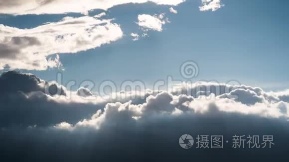 卷曲的云在天空中移动。 时间流逝