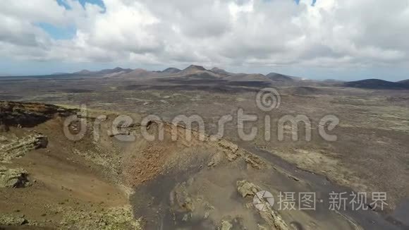 加那利群岛兰萨罗特黑火山土壤上LaGeria葡萄园的空中录像