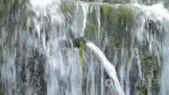天然泉水中的水流和排水管道视频