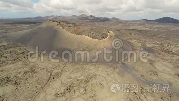 加那利群岛兰萨罗特黑火山土壤上LaGeria葡萄园的空中录像