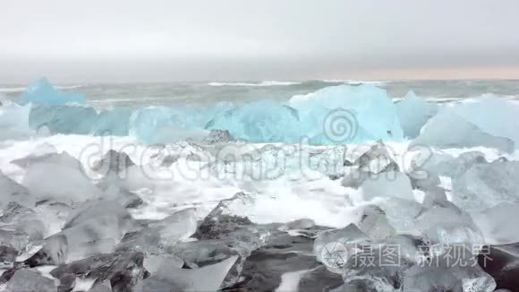 冰岛黑沙滩上的冰岩视频