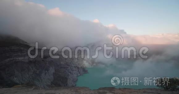 从火山口可以看到美丽的伊根火山，有酸湖和硫磺气体