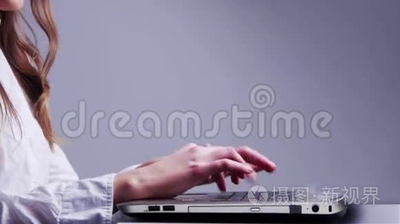 女人用笔记本电脑做全息界面视频