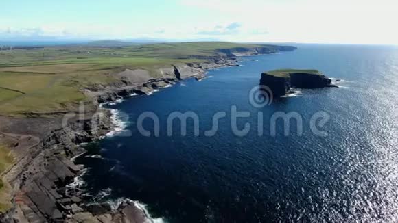 爱尔兰西海岸的蓝色大西洋海水视频的预览图