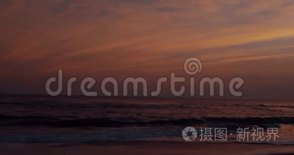 美丽的夕阳下黑沙滩和海水视频