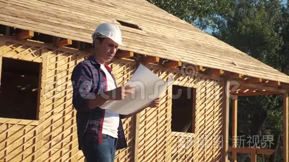 概念建筑构建建筑师慢动作视频.. 戴着头盔的男性生活方式建设者站在建筑上