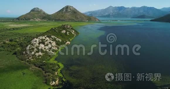 晴天在山上鸟瞰斯卡达尔湖的美丽景观.. 黑山。 湖的领地