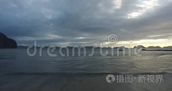 海滩上的海浪