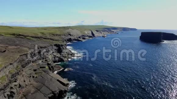 在爱尔兰大西洋海岸的基利基悬崖上空飞行视频的预览图