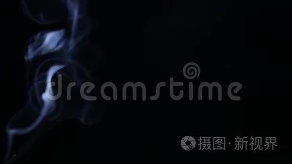 在黑色背景下散发着香气