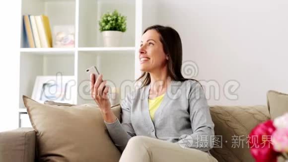 在家里的智能手机上视频聊天的女人