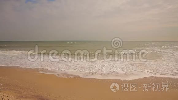 阳光明媚的夏日沙滩上的海浪