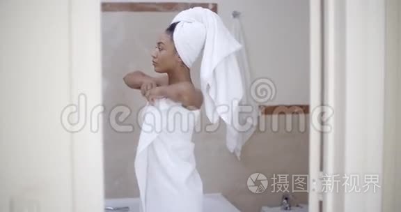 头戴毛巾的女人在浴室里视频