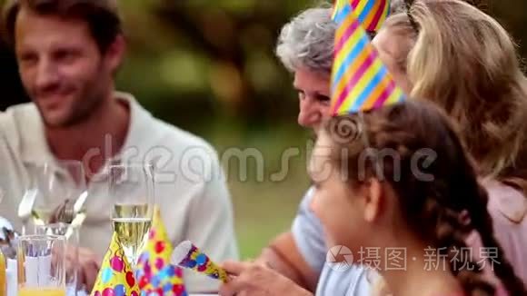 一家人在花园里庆祝生日视频