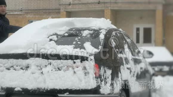 人从雪地里清洁汽车视频