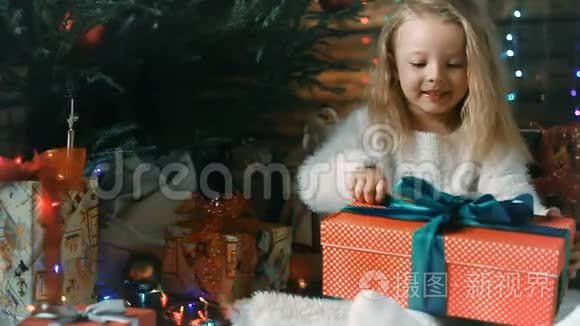 小女孩和圣诞礼物视频