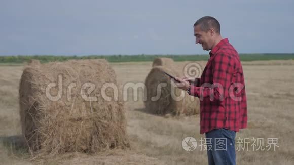 智慧农业理念。一个在田里研究数字平板生活方式的工农农民。缓慢的