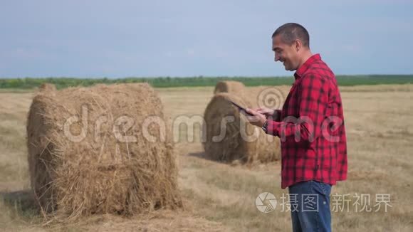 智慧农业理念。在数字平板电脑上研究大海捞针的工农农民。慢生活方式