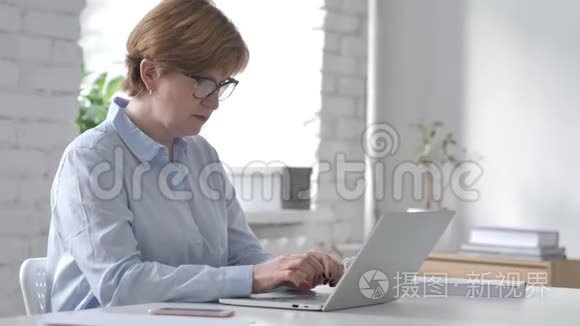 女性工作人员在笔记本电脑上的在线视频聊天