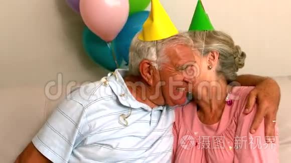 年长夫妇在沙发上庆祝生日视频