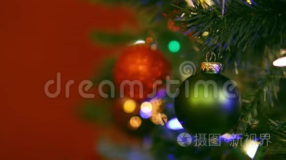 圣诞树上装饰着五颜六色的灯视频