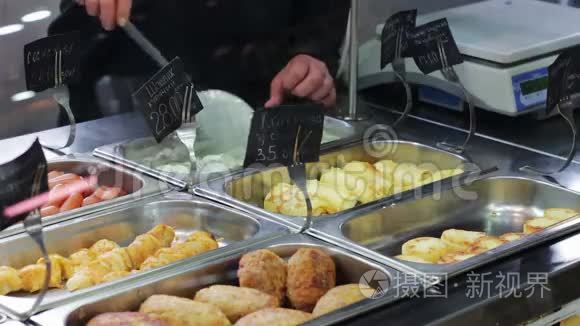 准备在咖啡馆吃准备好的食物