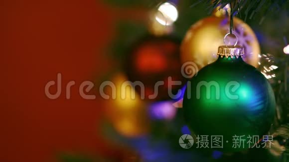 圣诞树上装饰着五颜六色的灯