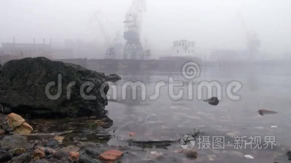 克兰斯号船在雾中的河流上视频