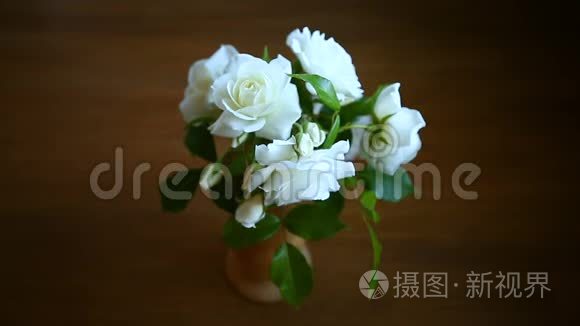 桌上摆着一束美丽的白玫瑰视频