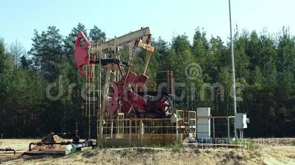 油井中往复柱塞泵的地面驱动装置