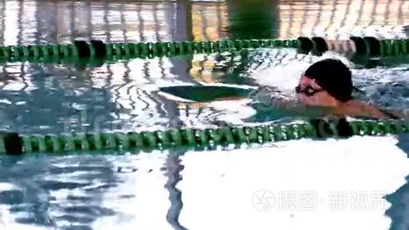 适合女性游泳运动员在游泳池中蝶泳