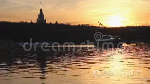 城市景观中河流的日落视频
