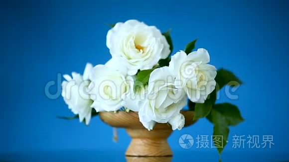 蓝色的白色玫瑰花束