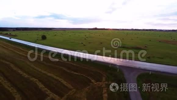 雨后飞越潮湿的道路。 空中镜头