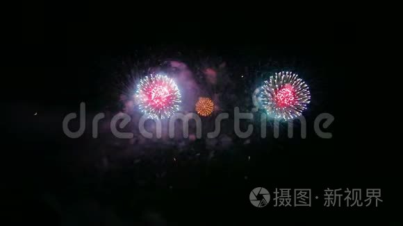 明亮的节日烟花在黑暗的夜空中视频